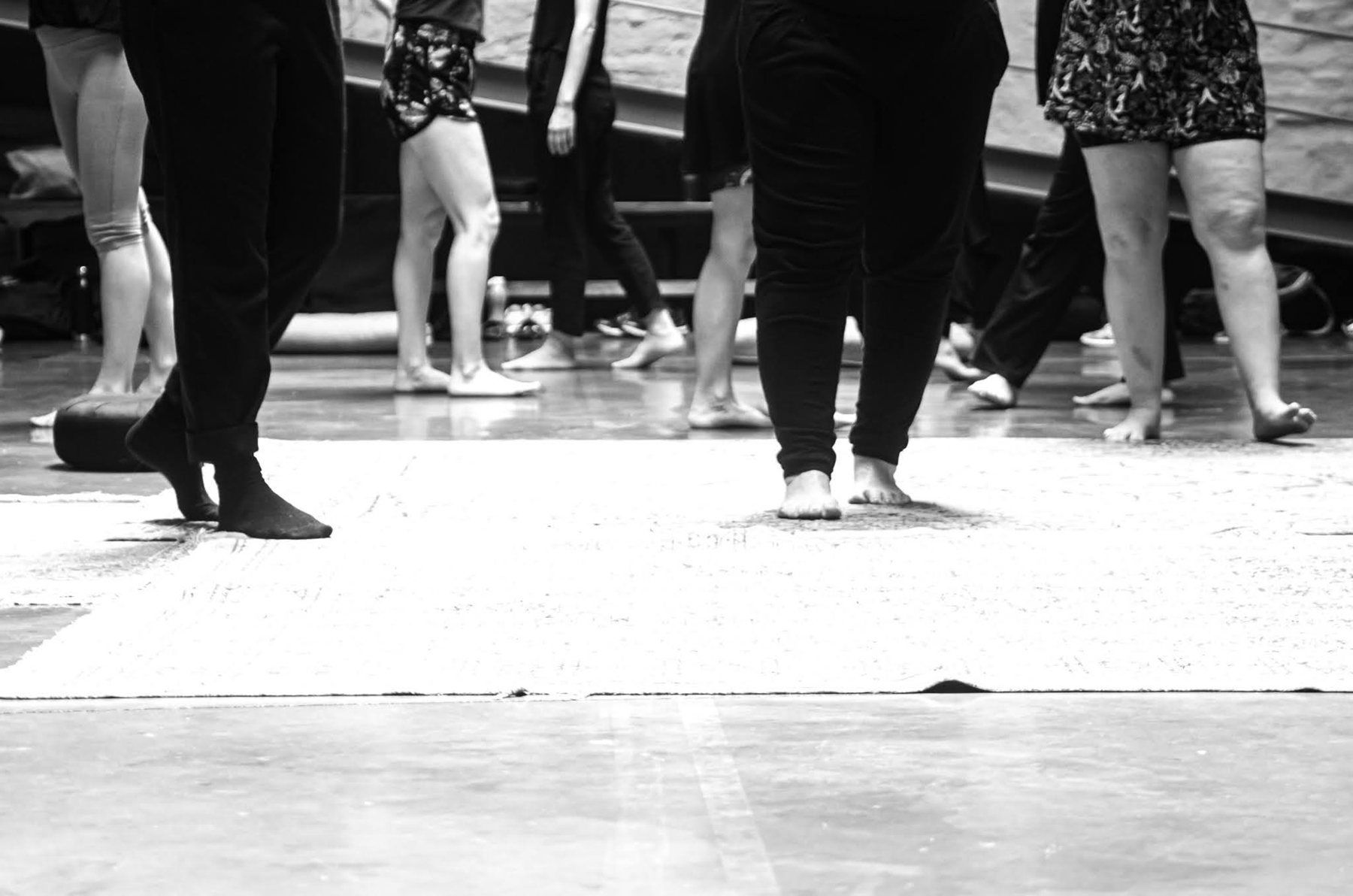 Pies descalzos en movimiento sobre la sala