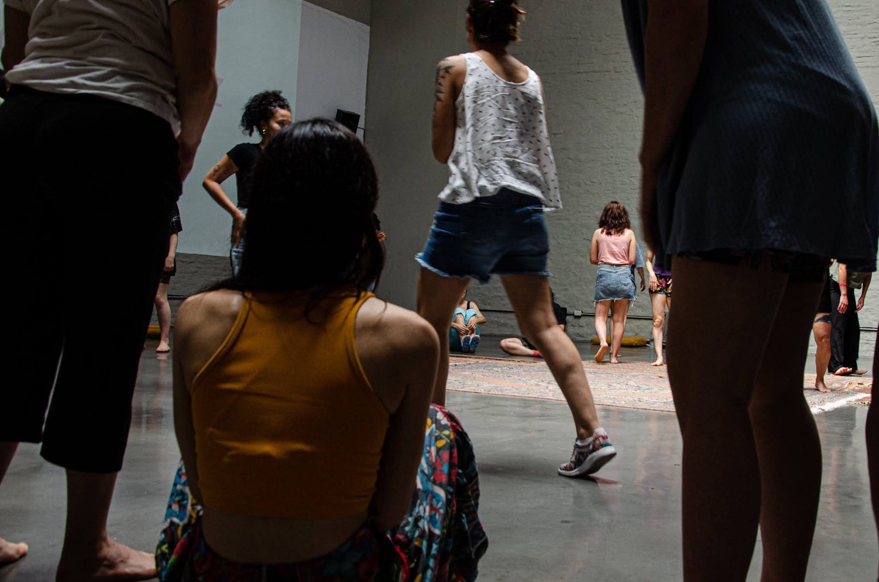 Grupo en movimiento durante un encuentro de práctica somática